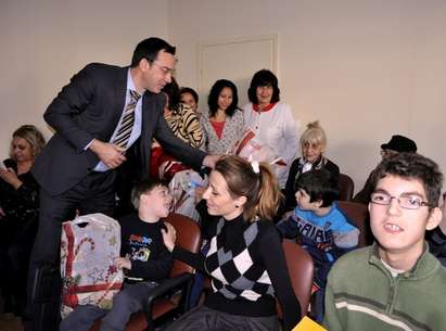 Кметът Николов раздаде подаръци за Коледа на над 300 деца от социални заведения