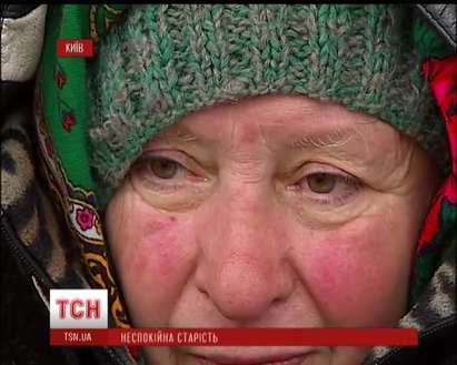 Старци посрещат Коледа в автобусна спирка, защото дарили своя дом в Киев на детето си