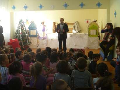 Кметът на Приморско зарадва с подаръци над 200 деца за Коледа