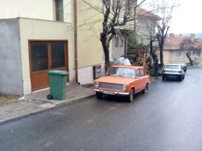 Тротоар в Созопол се превърна в склад за дърва