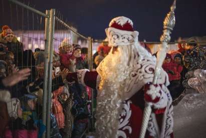 Пазят Дядо Мраз в Самара от деца с метална решетка