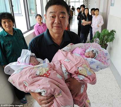 60-годишната китайка роди близначки в замяна на починалата си дъщеря (ВИДЕО)
