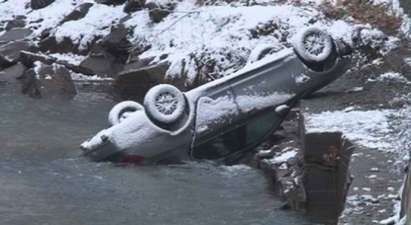 Мъж и жена оцеляха по чудо, колата им падна в река Чая