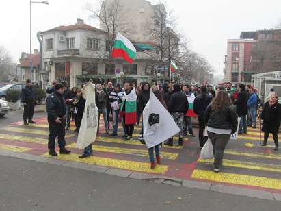 Бургас се размърда по Коледа, над 150 души поискаха оставката на Орешарски