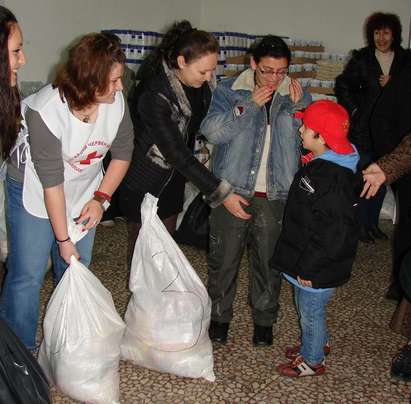 Бургазлии дариха близо тон хранителни продукти в кампанията „Купи и дари“