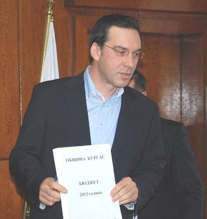 Кметът Димитър Николов написа 51 страници кратък отчет за 2013-та,  вижте какво се случи в Бургас