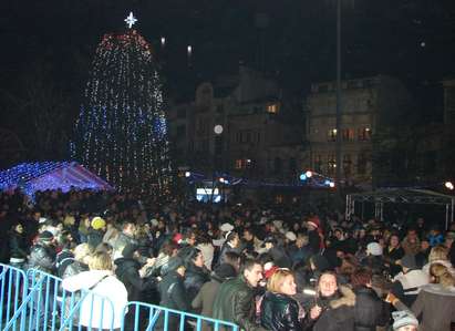 Стотици посрещнаха Нова година на площад "Атанас Сиреков"