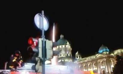 Вижте как ракета се врязва в публиката на концерт на Цеца в Белград (ВИДЕО)