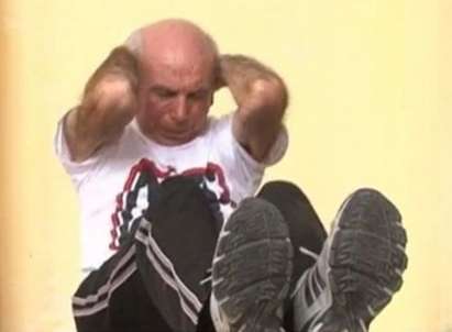 Българин създава йога за столетници, атакува рекордите на Гинес за коремни преси
