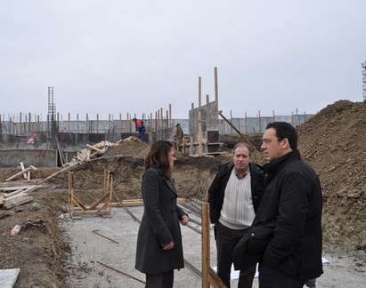 Кметът Димитър Николов инспектира строежа на покрития басейн в “Меден рудник”