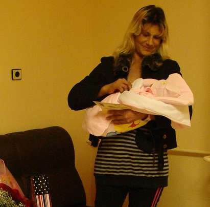Иванка от бургаското село Равнец сама прерязала пъпната връв на бебето си навръх Нова година