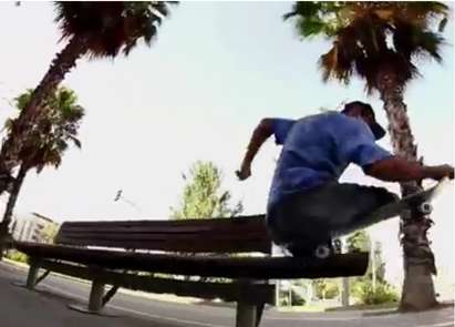 Момче без крака смайва със скейборд трикове (ВИДЕО)
