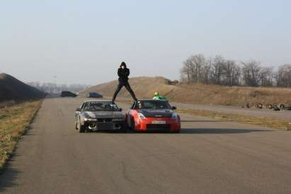Каскадьорът Евгени Калинин повтори невероятния трик на Ван Дам върху две коли (ВИДЕО)