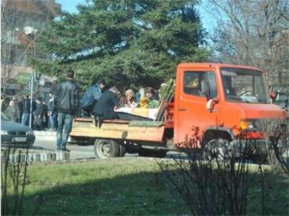Погребаха Петър и Живка в общ гроб, откараха ги със семейния камион (снимка)