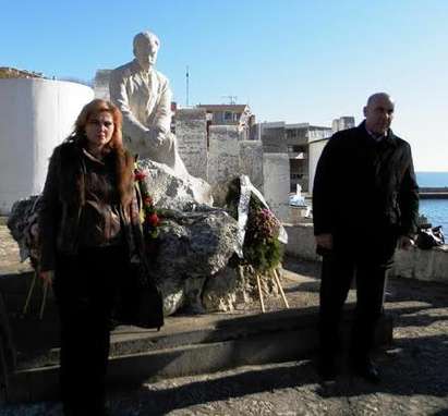 Венци и цветя окичиха паметника на Яворов в Поморие