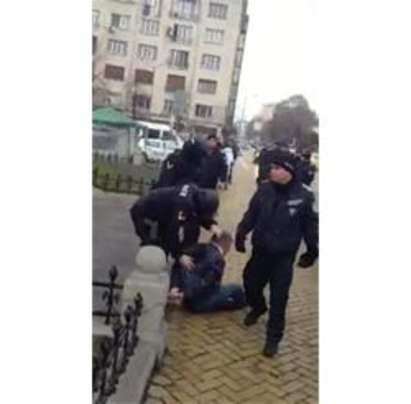 Вижте зрелищния арест на Бисер Петното пред парламента (видео)
