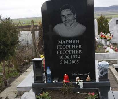 Убиецът на Мастара се гаври с най-близкия му авер – покойникът Марата. Лъже съда, че той натиснал спусъка