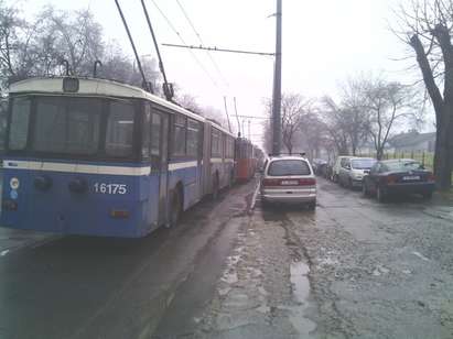 Тролеите в Бургас са блокирани на ул. Чаталджа, не чакайте по спирките