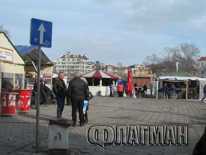 Още седмица ядем кебапчета и пием греяно вино на площад Тройката