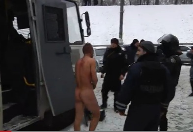 Гавра! Спецченгета съблякоха протестиращ в Киев чисто гол /видео/
