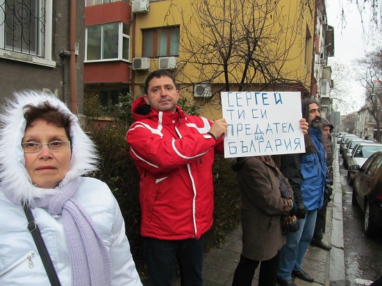 Петима протестиращи посрещнаха Станишев в Бургас, БСП подрежда кандидати за евроизборите