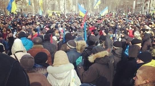 Полицията в Днепропетровск къпе протестиращите с вода при 10 градуса под нулата