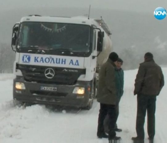 България в снежен капан, затварят детски градини заради преспите