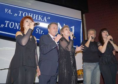 Фамилия Тоника нажежи страстите в НДК, в петък идва в Бургас