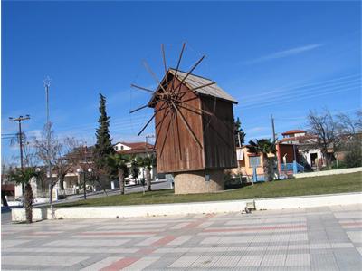 Копие на вятърната мелница от Несебър - в центъра на гръцко градче