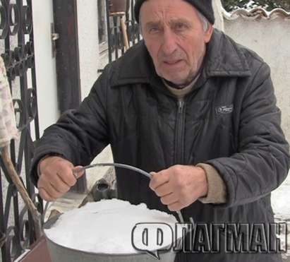 Сто семейства топят лед, за да пият вода, от три дни са без ток (видео от гаврата на EVN)