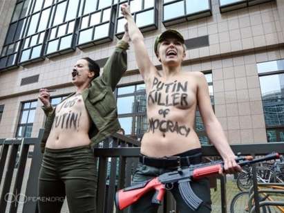 Гол протест в Брюксел, девойки написаха на гърдите си, че Путин е убиец на демокрацията