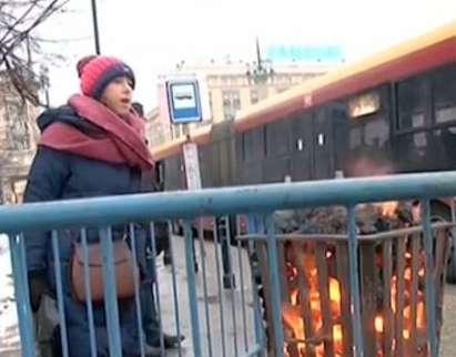 Студ скова Варшава, хората се топлят край печки на спирките