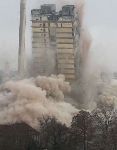 Вижте как се взривява 116-метров небостъргач по германски (ВИДЕО)