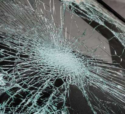 Крадци потрошиха стъклата на джипове Ланд Роувър в центъра на Бургас. Внимавайте, не оставяйте ценности в колите си