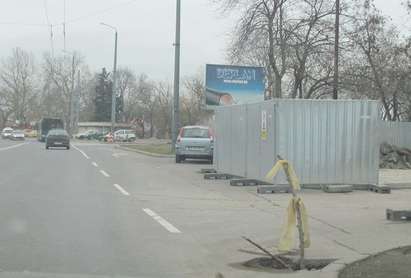 Дупка до дупка на бургаската ул. „Чаталджа”, бетонират капаците на шахтите