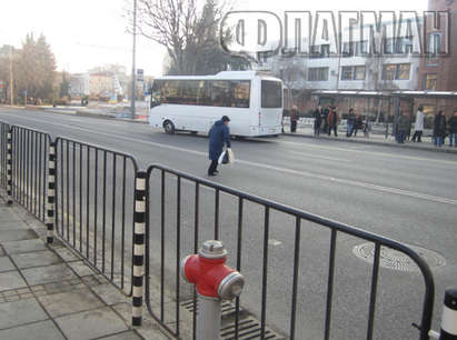 Бургаска бабка скача като нинджа през метална ограда, за да хване рейса
