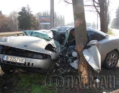 Зверска катастрофа до Второ РПУ в Бургас, шофьорът оцеля по чудо (СНИМКИ)