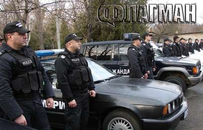 Въоръжени до зъби, бургаските жандармеристи тръгнаха тази сутрин да разбиват циганските кланове по селата