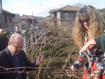С конкурси за най-добро вино отбелязаха Трифон Зарезан всички села край Приморско