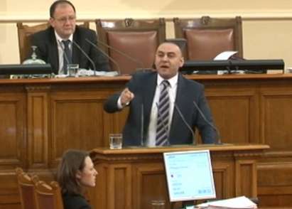 ДПС покри бургаския депутат Хафъзов, който разбуни парламента като последовател на Ахмед Давутоглу