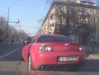 Наглец с червена „Мазда” кара като на рали при червен светофар на бул. Христо Ботев в центъра на Бургас (видео)