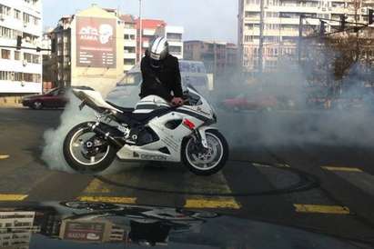 Бесен моторист се гаври с полицията в Бургас, върти гуми в центъра на града
