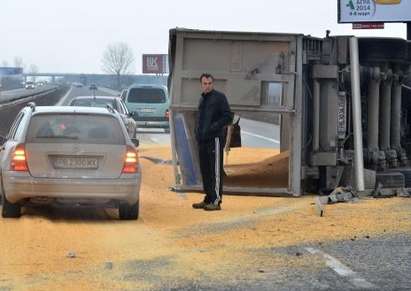 Камион се обърна на магистрала “Тракия”, посипа пътя със зърно