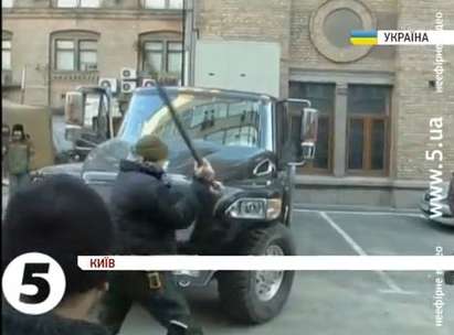 Гневен вандал троши с бухалка колата на Янукович младши (ВИДЕО)