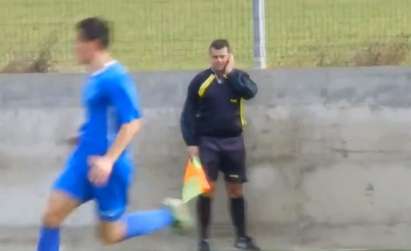 Бургаски съдия плю на юношеския футбол. Говори си по телефона по време на мач