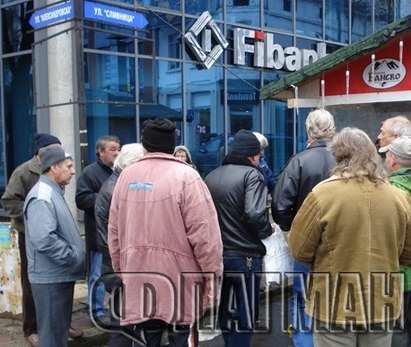 Грандиозен скандал! Разследват служител на Първа инвестиционна банка в Бургас за кражба на пари от влогове на мъртъвци