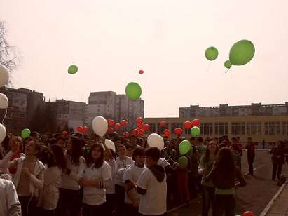 850 ученици направиха жив трикольор за Трети март в бургаското ОУ „Антон Страшимиров”