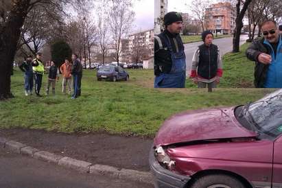 Форд Орион нацели русенски зидари на кръстовището до хотел "Фаворит" в Бургас