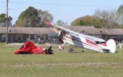 Самолет удари парашутист и се заби в земята