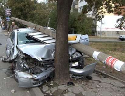 По бургаски: Шмекер съобщи, че му откраднали колата, не щял да плаща щети за катастрофа